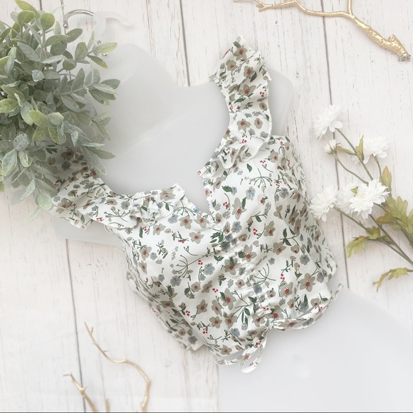 SHEIN Tops - SHEIN • floral ruffle sleeve crop